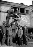 Oberlokomotivführer feiert 1952 seltenes Doppeljubiläum auf seiner Lok der Baureihe 78