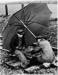 Unter einem Regenschirm im Bahngleis 1950