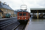 Im Bildhintergrund von E-Triebwagen 865 001 steht der Mercedes Pritschenlaster eines Umzugsunternehmens auf dem Bahnsteig in Asperg am 23.03.1978