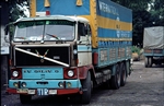 Dieser im internationalen Transport eingesetzte Volvo-Lkw pausiert in den Achtzigern in Düsseldorf