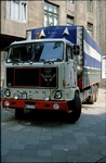 Auch dieser im internationalen Transport eingesetzten Volvo-Lkw pausiert in den Achtzigern in Düsseldorf