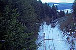 über den verschneiten Schienenstrang zur Brücke über den Wolfsgrund